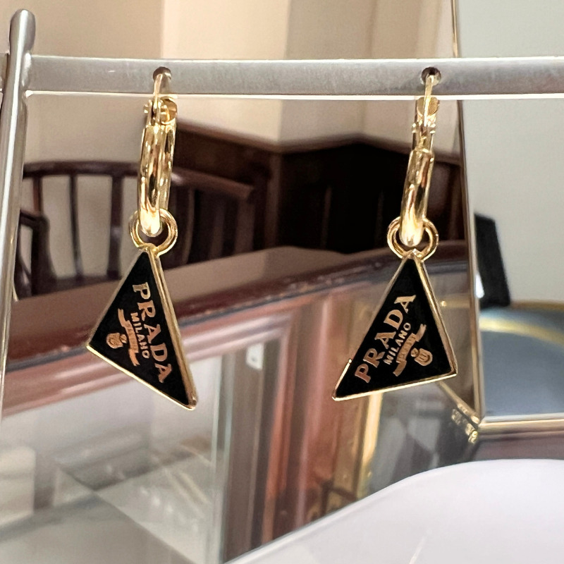 大人気 PRADA プラダ エナメルメタル ピアス トライアングルロゴ