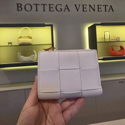 ホワイト（白）系 BOTTEGA VENETA(ボッテガヴェネタ) 折りたたみ財布