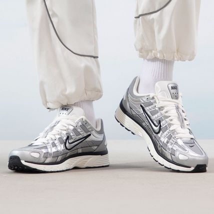 人気 ☆NIKE☆ P-6000 シルバーのスニーカー METALLIC SILVER (Nike