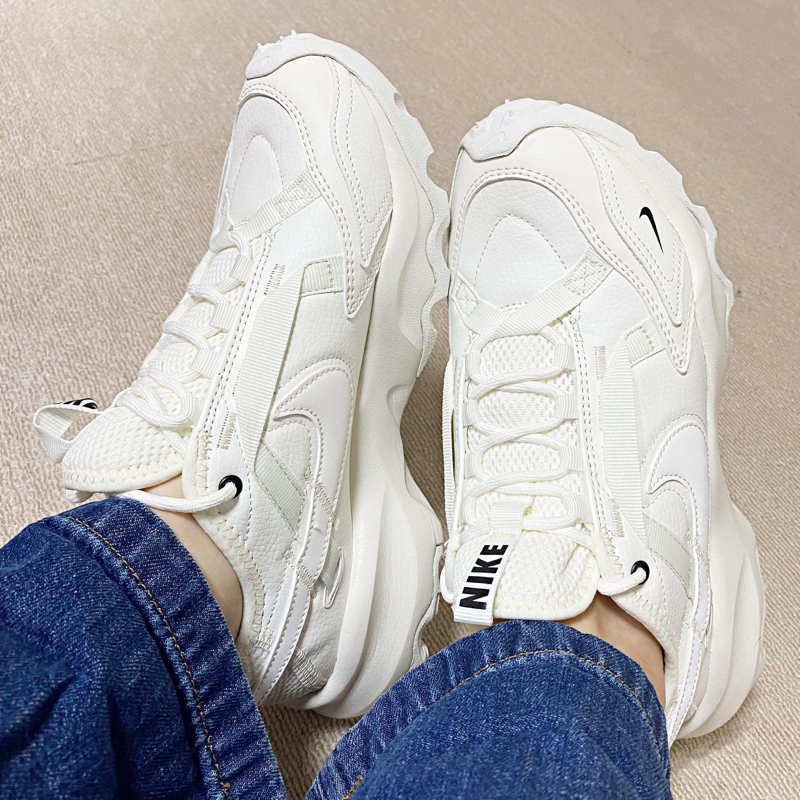 韓国で大人気！NIKE(ナイキ)の白スニーカー「TC 7900 Sail (セイル