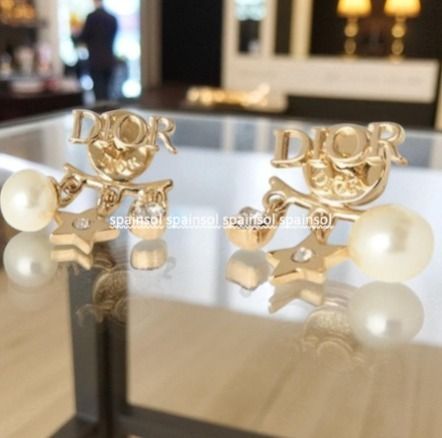 大人気♪【Dior】 DIO(R)EVOLUTION ピアス☆ (Dior/ピアス