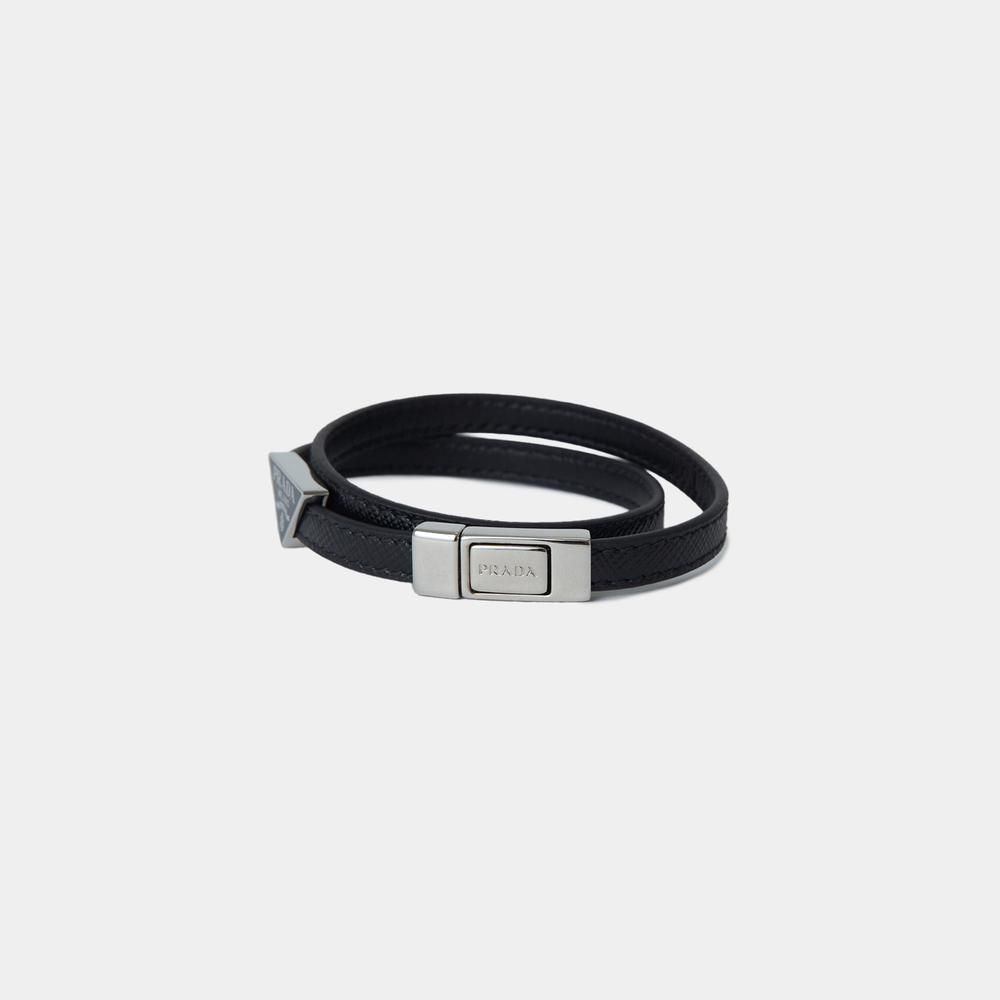 25新作 プラダ サフィアーノ レザー ブレスレット メンズ ロゴ (PRADA