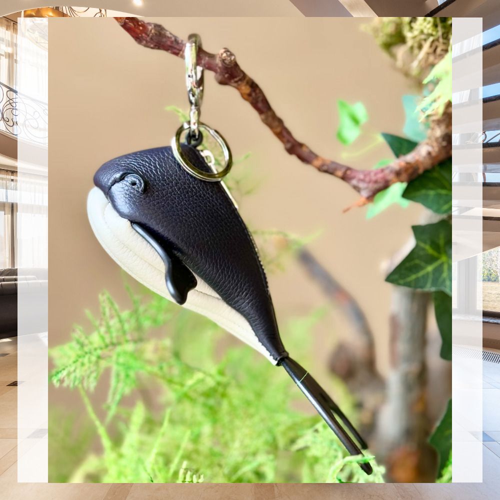 遊び心》【LOEWE】クラシックなカーフスキンのクジラチャーム (LOEWE