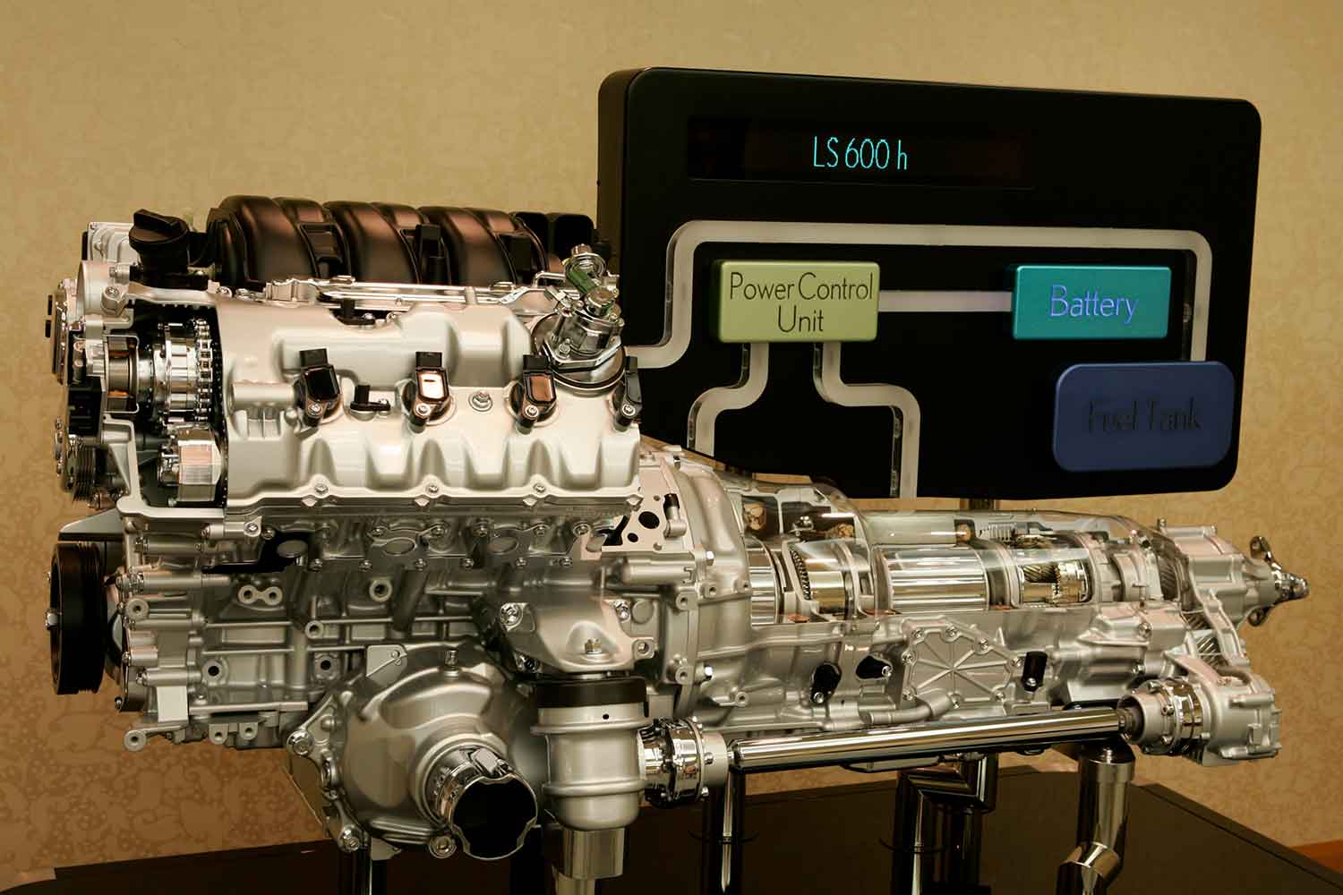 レクサス「LS600h」がラグジュアリーカーに電動化という新たな価値観を
