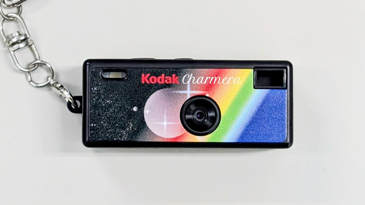 手のひらに収まるサプライズカメラ「Kodak Charmera」の小ささ