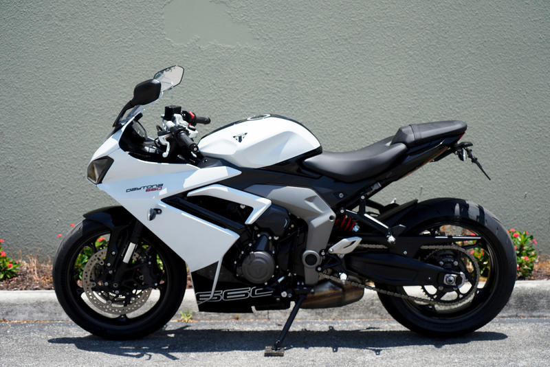 2025 Triumph Daytona 660 Snowdonia White/Sapphire Black | Riders