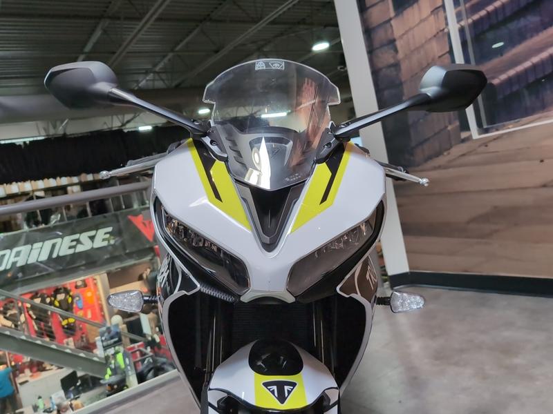 2025 Triumph Daytona 660 Snowdonia White/Sapphire Black | Barnes