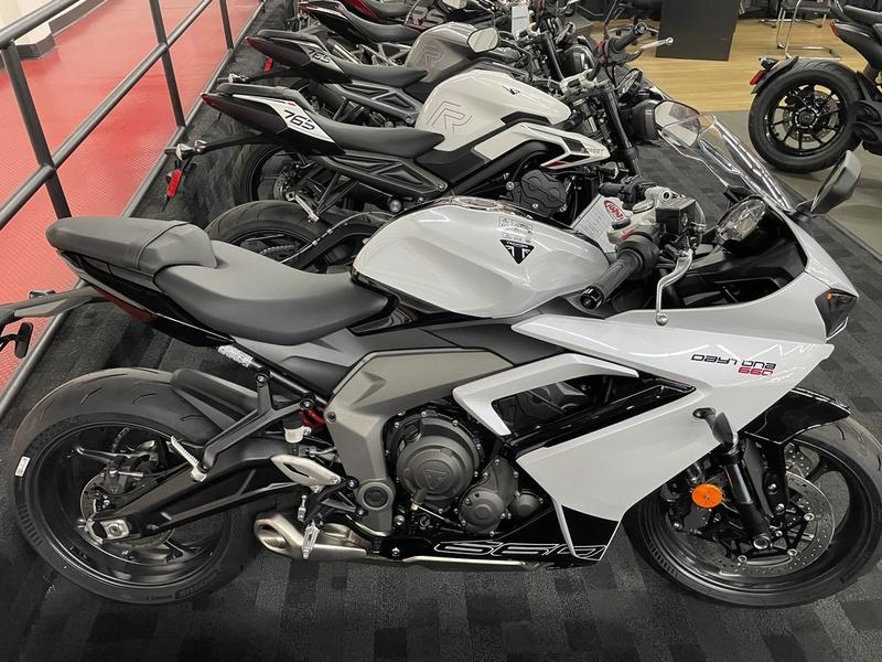 2025 Triumph Daytona 660 Snowdonia White/Sapphire Black