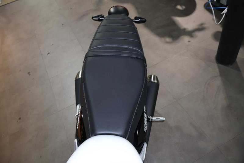 2025 Triumph Speed Twin 900 Pure White/Maui Blue/Tangerine Orange