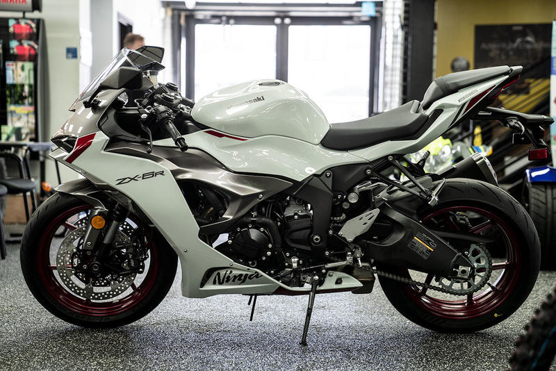 2024 Kawasaki Ninja® ZX™-6R Pearl Robotic White/Metallic Graphite
