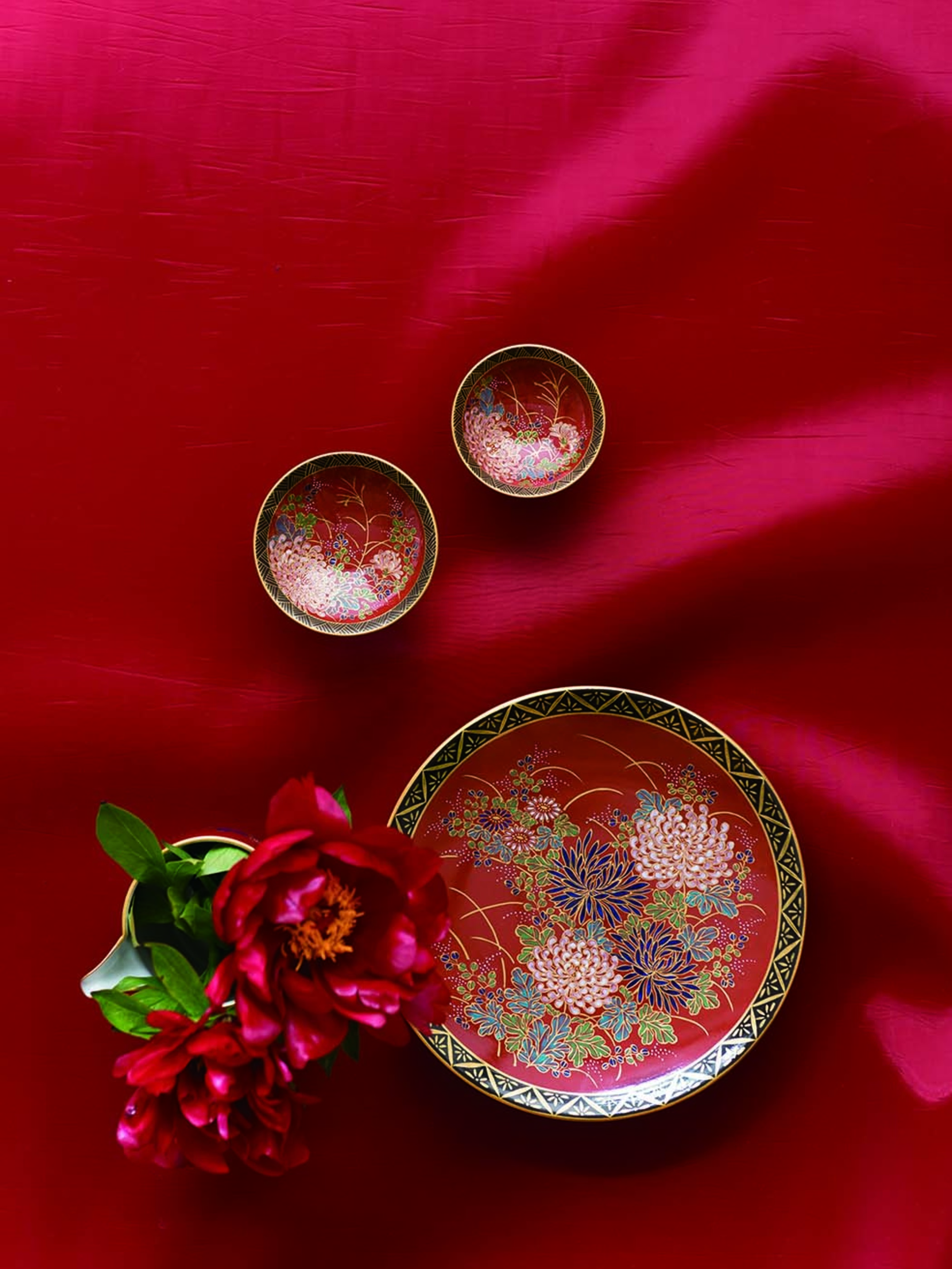 錦山窯 WEB SHOP | Shugu 朱地色絵金彩草花文 平盃