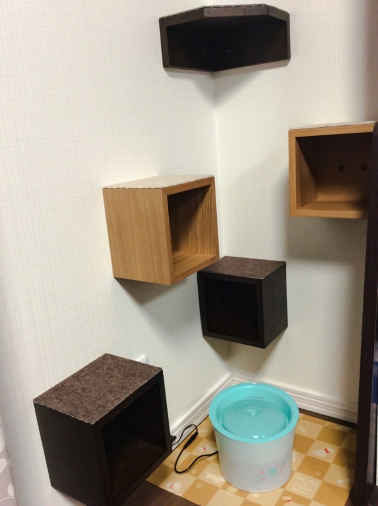 無印良品の壁に付けられる家具を使ってキャットタワーを自作してみた