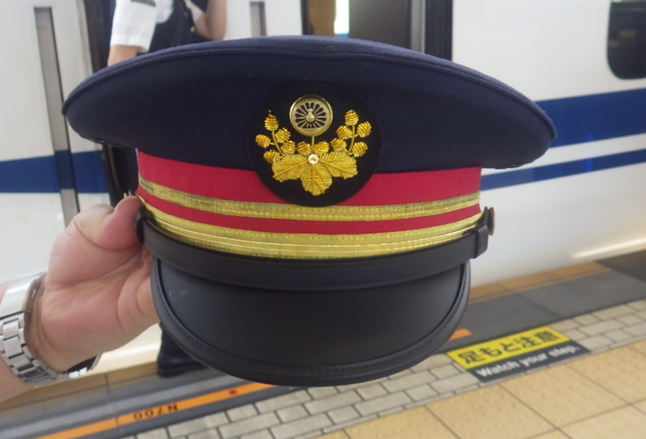コラム】 JR東海の制帽の謎。金筋2本を探せの巻。（助役の帽子