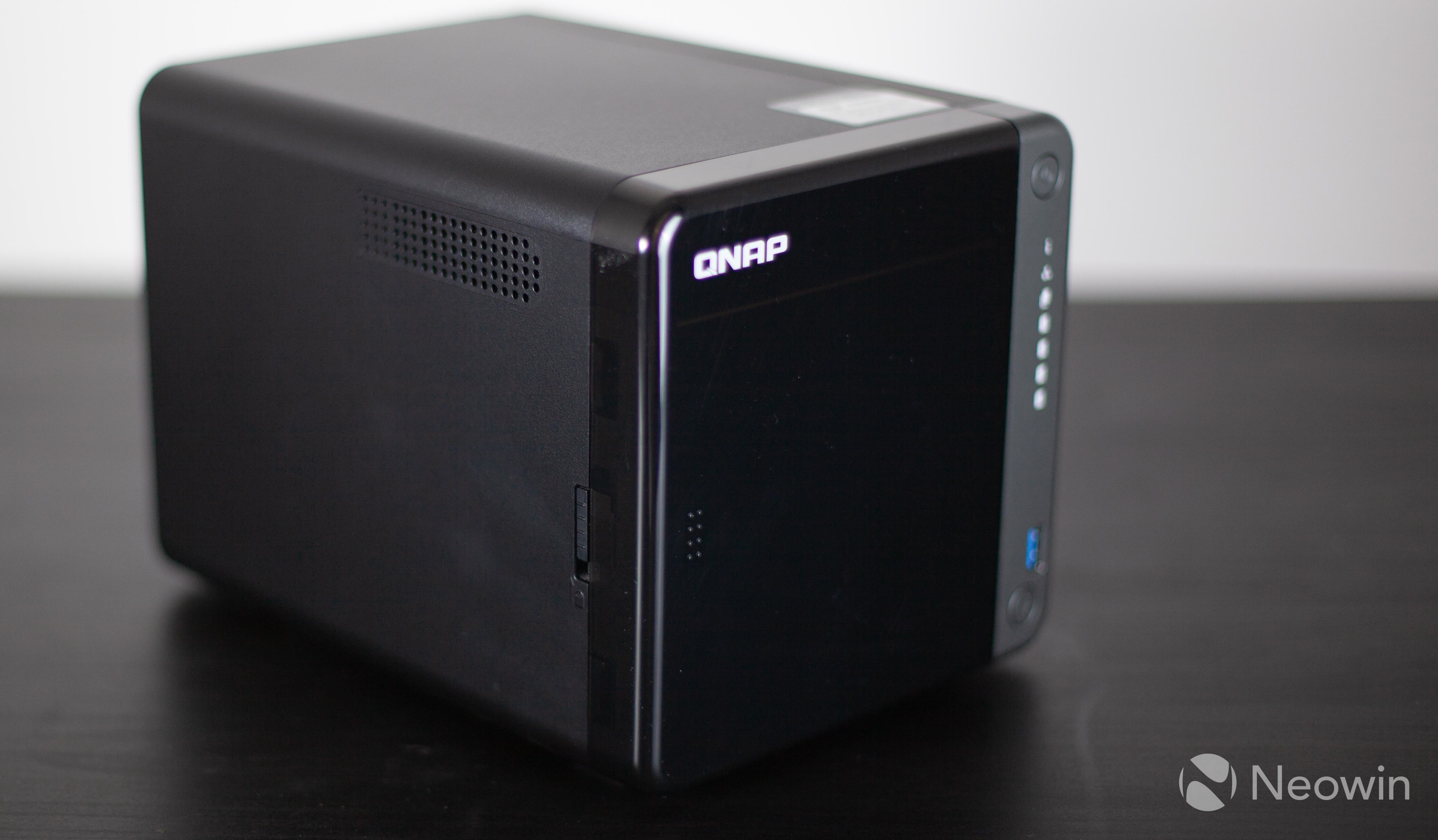 Review of the four-bay QNAP TS-453D NAS device with 2.5GbE