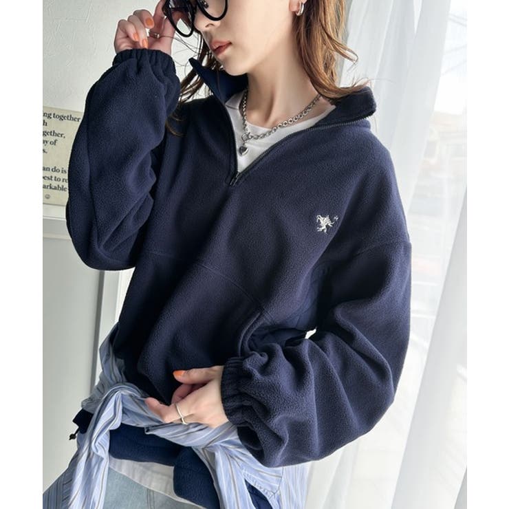 大人カジュアル。ワンポイント胸刺繍入りフリース×キルトハーフジップ
