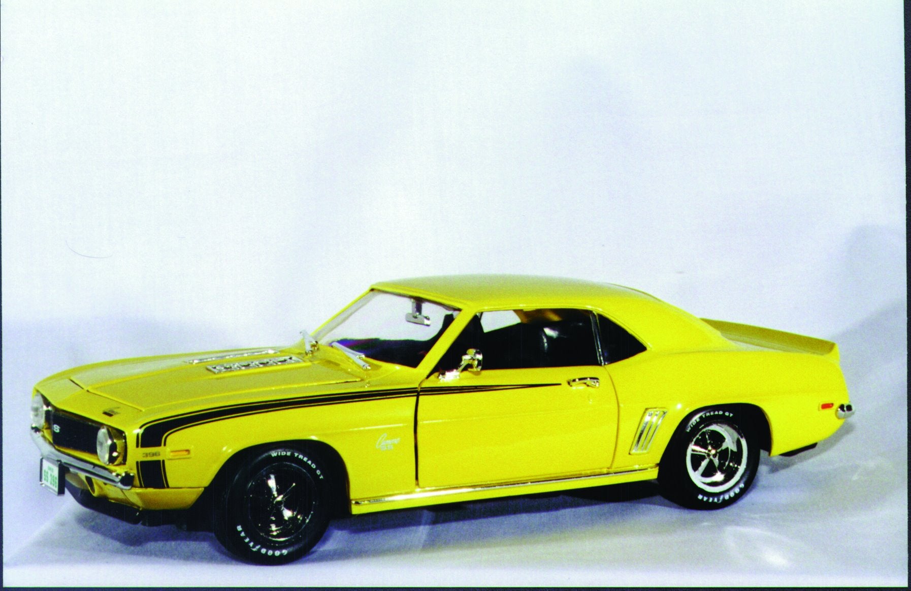 1:18 Ertl Chevy Camaro '69 SS 396 Coupe daytona yellow or garnet