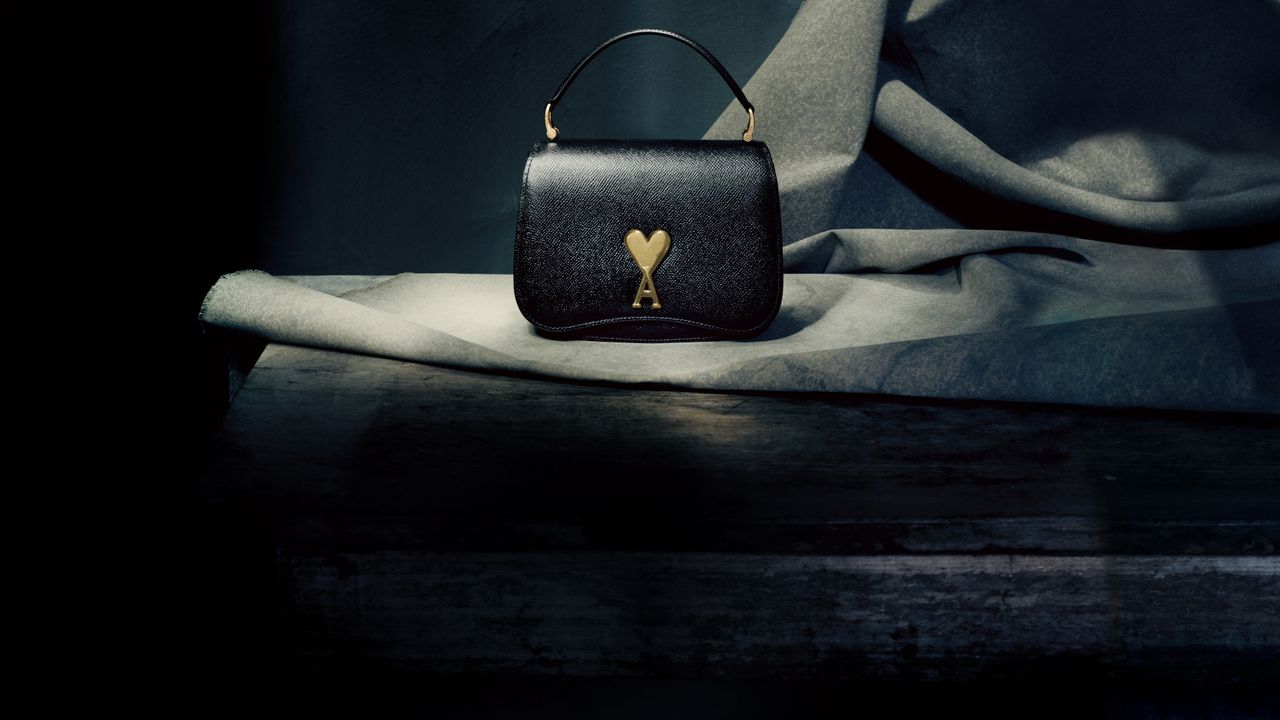 The article: THE PARIS PARIS BAG, AMI LAUNCHES A NEW IT BAGThis