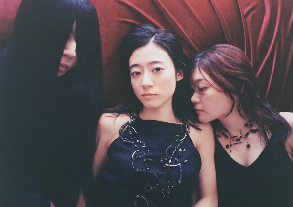 羊文学、ニュー・アルバム『12 hugs (like butterflies)』12月6日