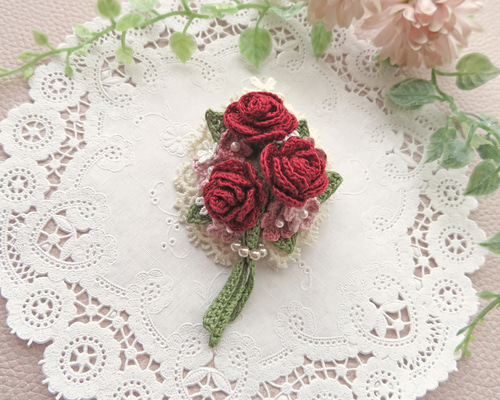 レース編み 小さな薔薇の花束ブローチ＊レッド＊ ブローチ 花てまり