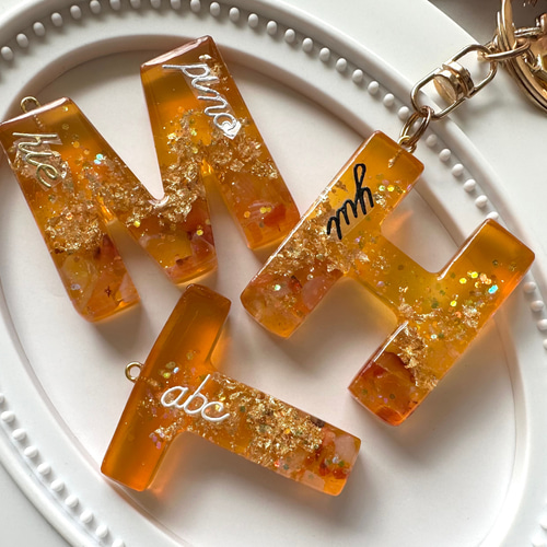 honey♡レジンイニシャルキーホルダー キーホルダー yu- 通販 16731884