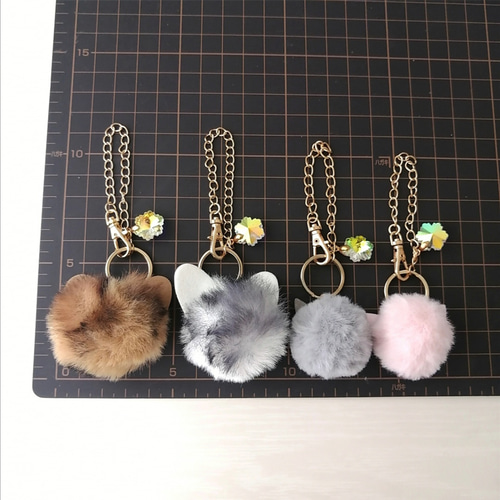 大人気【ふわふわねこちゃんファーとオーロラガラスのバッグチャーム