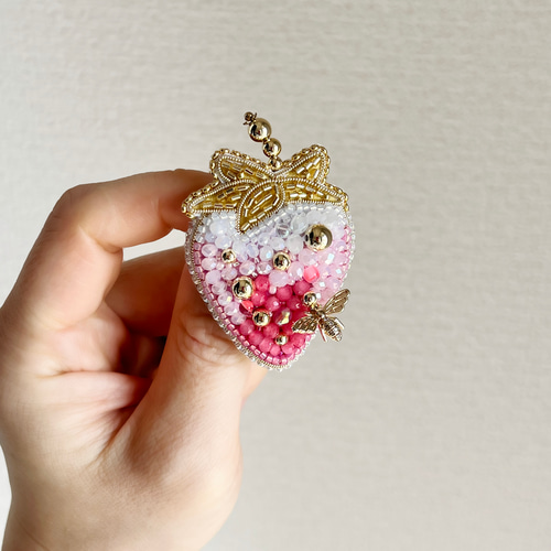 ビーズ刺繍 いちごのブローチ（P） ブローチ Zatto 通販 17474488
