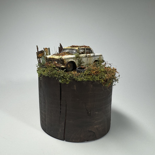 廃車のある風景のジオラマ作品 “stilllife 20105” / 初代セドリック