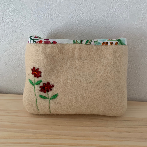 リネン糸刺繍の猫さん 羊毛フェルト生地のポーチ ポーチ はなひなこ