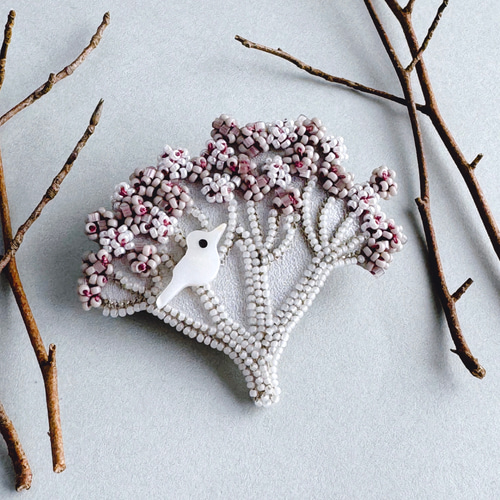 樹木と鳥ブローチ no.1 オートクチュールビーズ刺繍 ブローチ So do I
