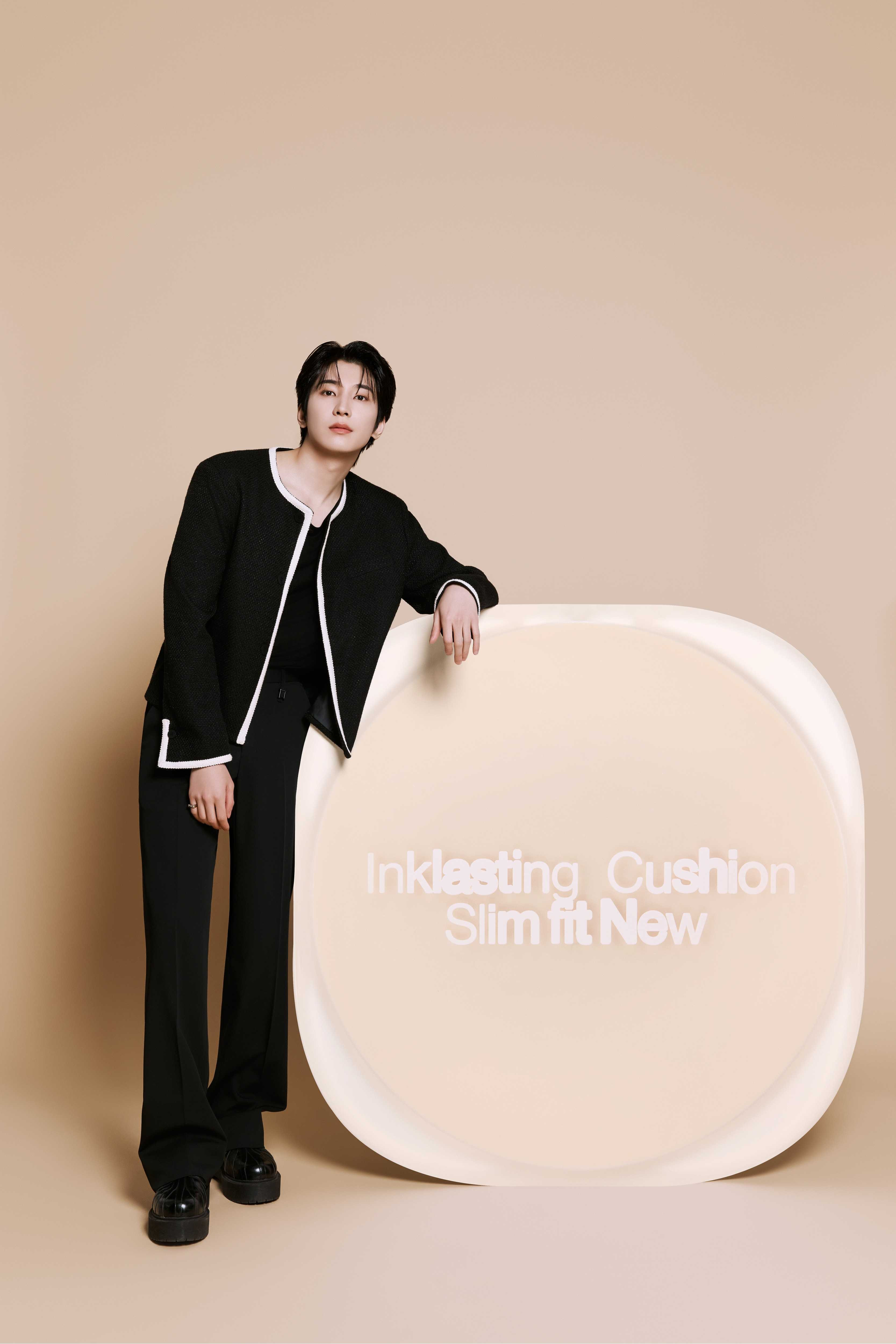 SEVENTEEN 」WONWOO（ウォヌ）の等身大パネルフォトブースをストア内に