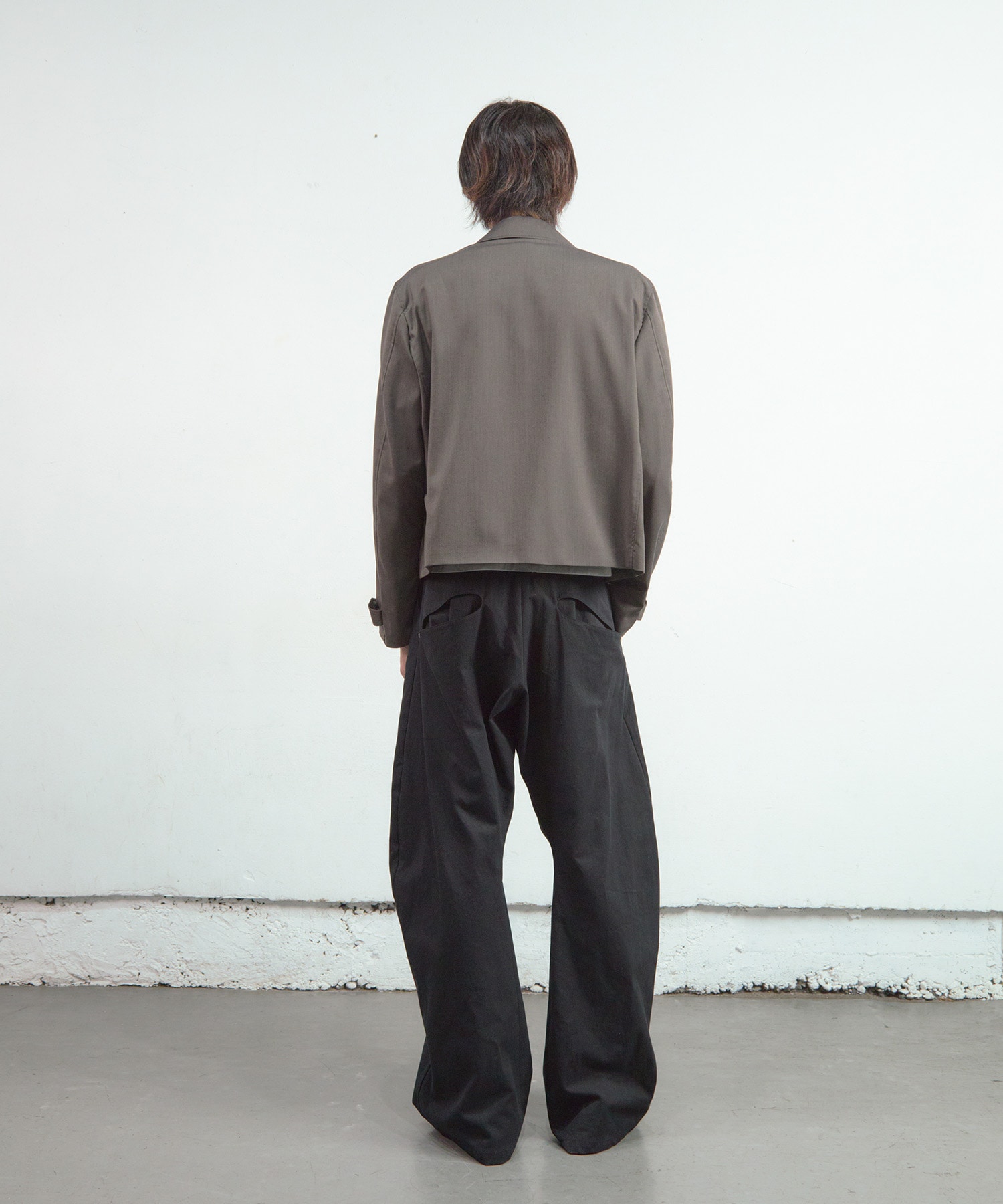 2TUCKED CURVED LEG TROUSERS(1 BLACK): NVRFRGT: MENS｜CONZ ONLINE STORE