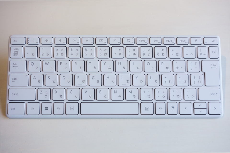 Microsoft「Designer Compact Keyboard」レビュー。無駄を削ぎ落とした