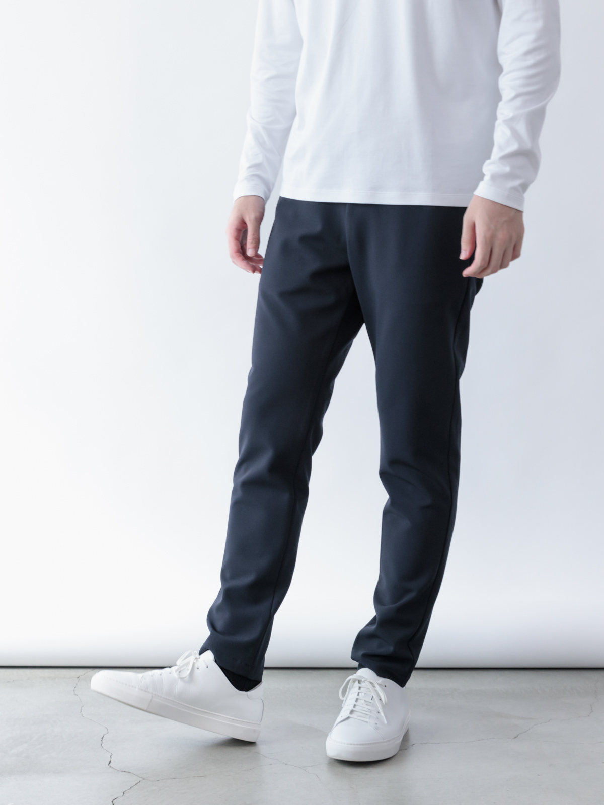 スマートシルエットの裏起毛ストレッチパンツ/ネイビー | Factelier