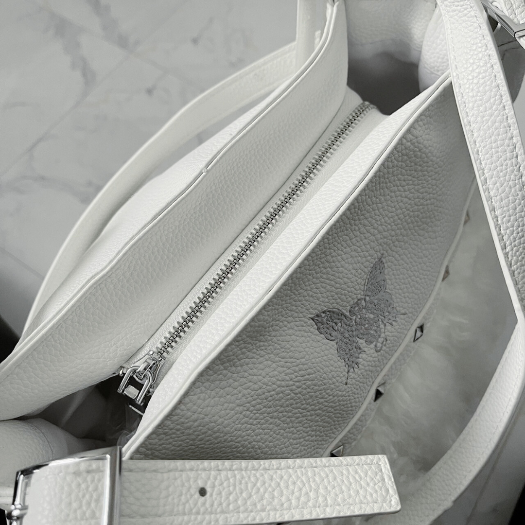 gibous × dependoll] studs fur bag white