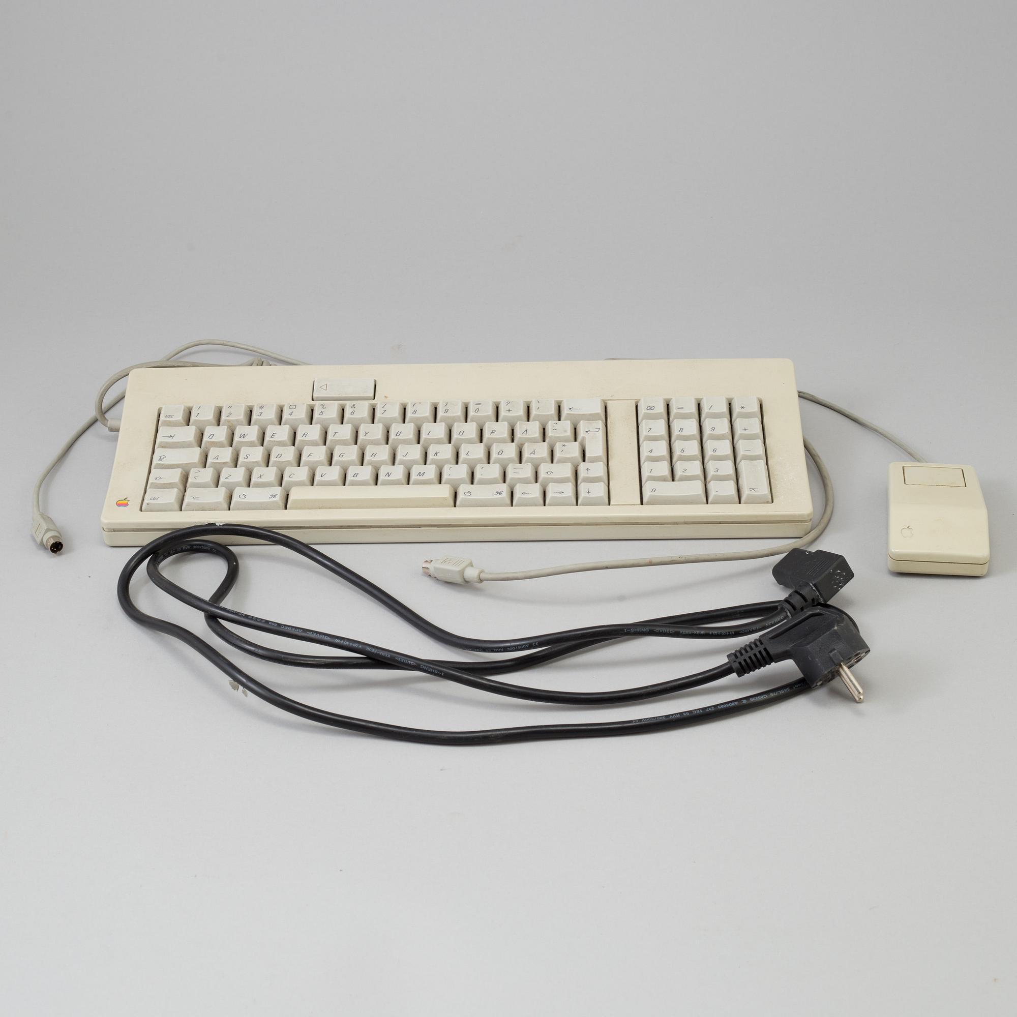 An Apple computer Macintosh SE, model M5011, Apple Computer Inc