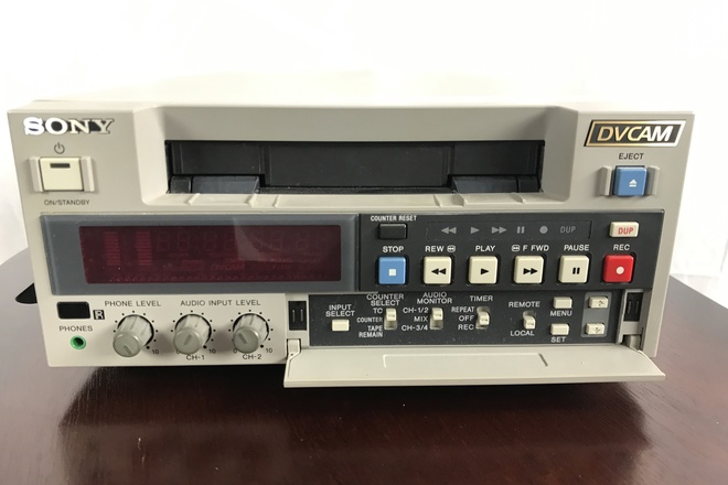 Rent a Sony DSR-20 Compact DVCAM/ DV VTR, Best Prices | ShareGrid