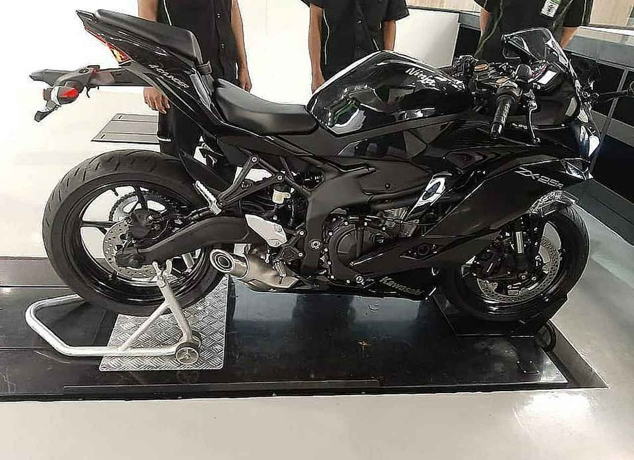 速報！ 注目のNINJA ZX-25Rのソリッドカラー、インドネシアでお目見え