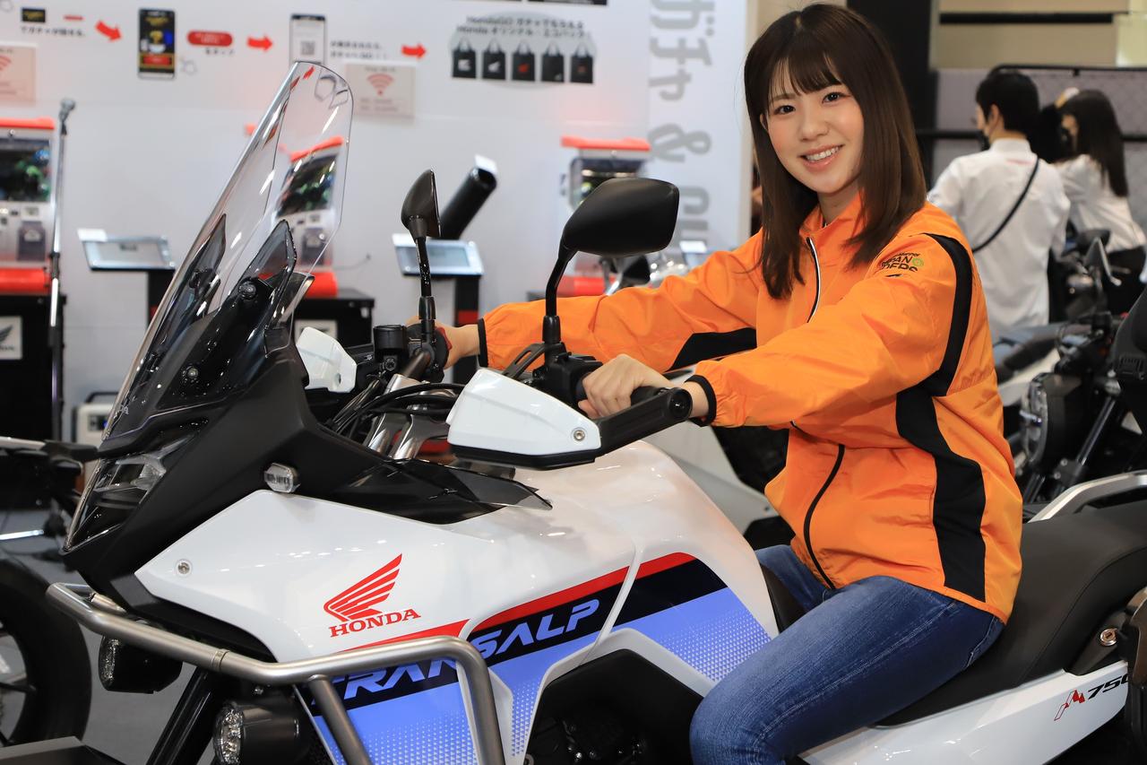 ホンダ「XL750トランザルプ」の足つきが気になる！ 身長164cmの梅本