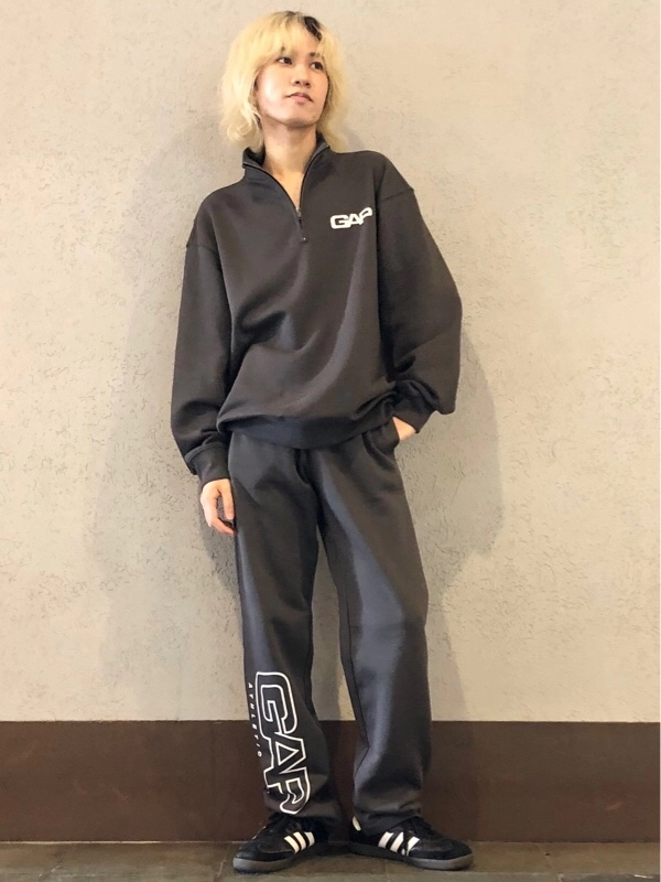 新作】すでに大人気ハーフジップのセットアップのスタイリング | Gap