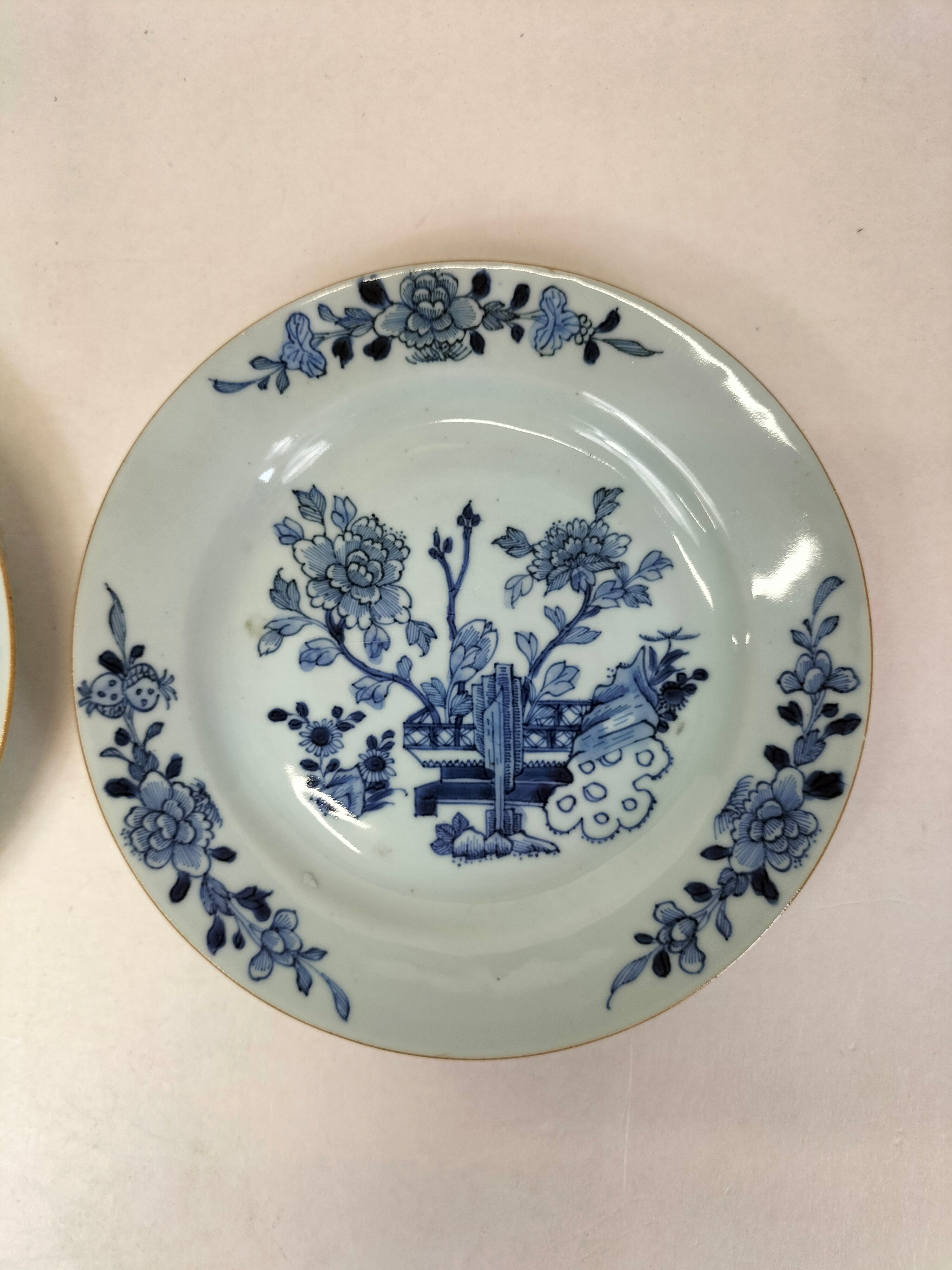 一对饰有花卉的中国古董盘子//清朝- 康熙时期- 18 世纪– Diddenantiques