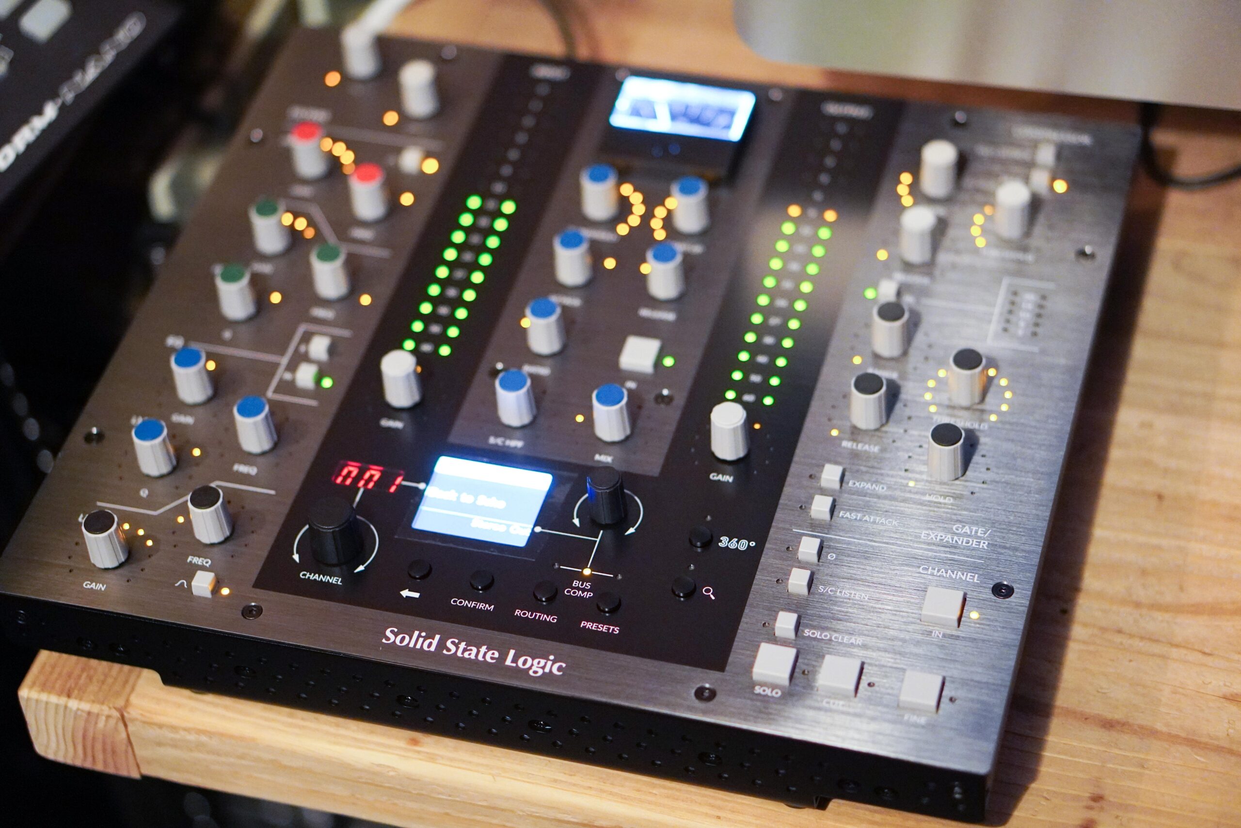 SSL UC1 プラグインコントローラーの導入レビュー！プラグインの効きが