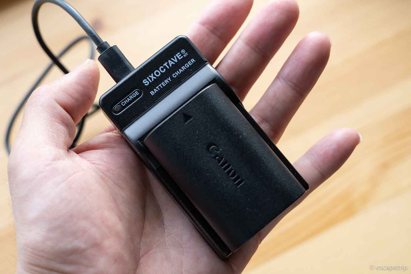 一眼レフ用の軽量コンパクト「互換充電器」レビュー。あのデカ重い充電