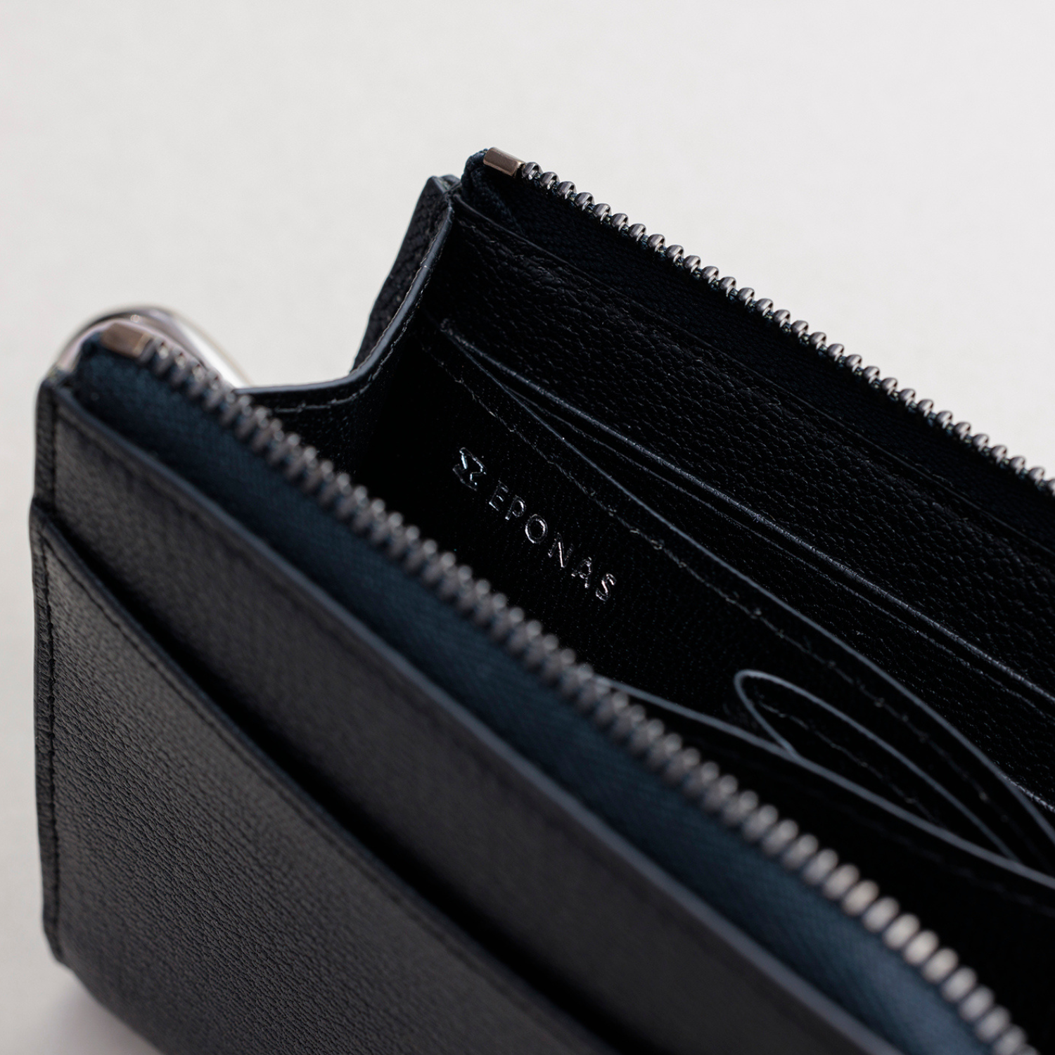 ジップレザーウォレット ブラック AirTag 収納ポケット付き 財布 / Zip