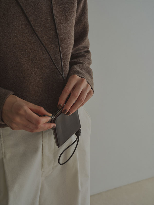 レザーコードカラビナスクエアパース(F BEIGE): グッズ │ ETRE TOKYO