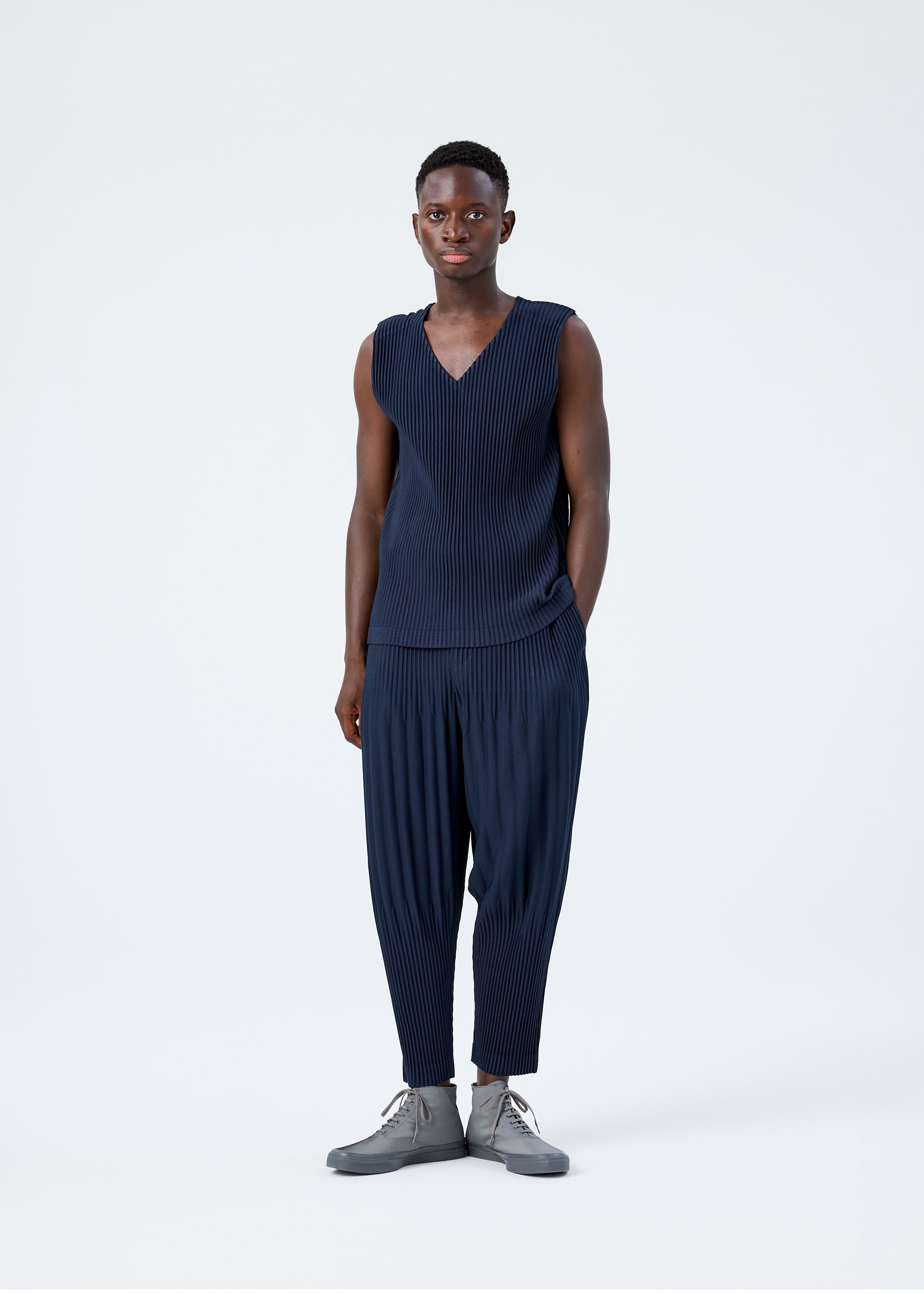 BASICS Trousers Black – ISSEY MIYAKE EU