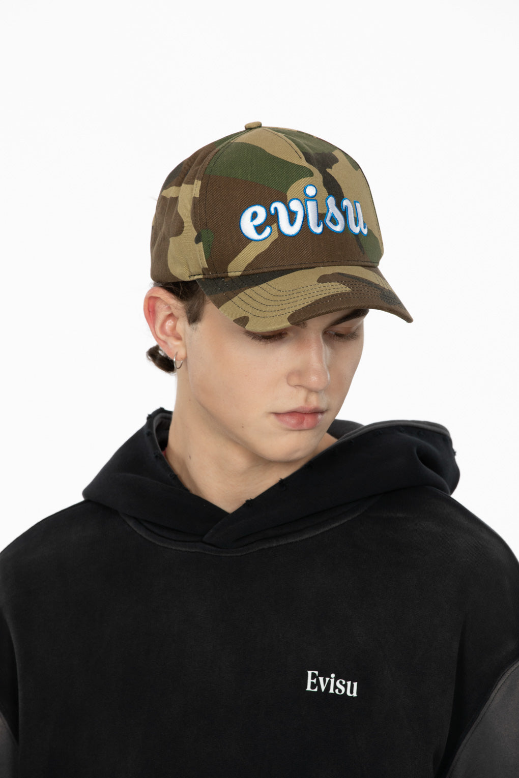 ロゴ刺繍の迷彩帽子 – EVISU
