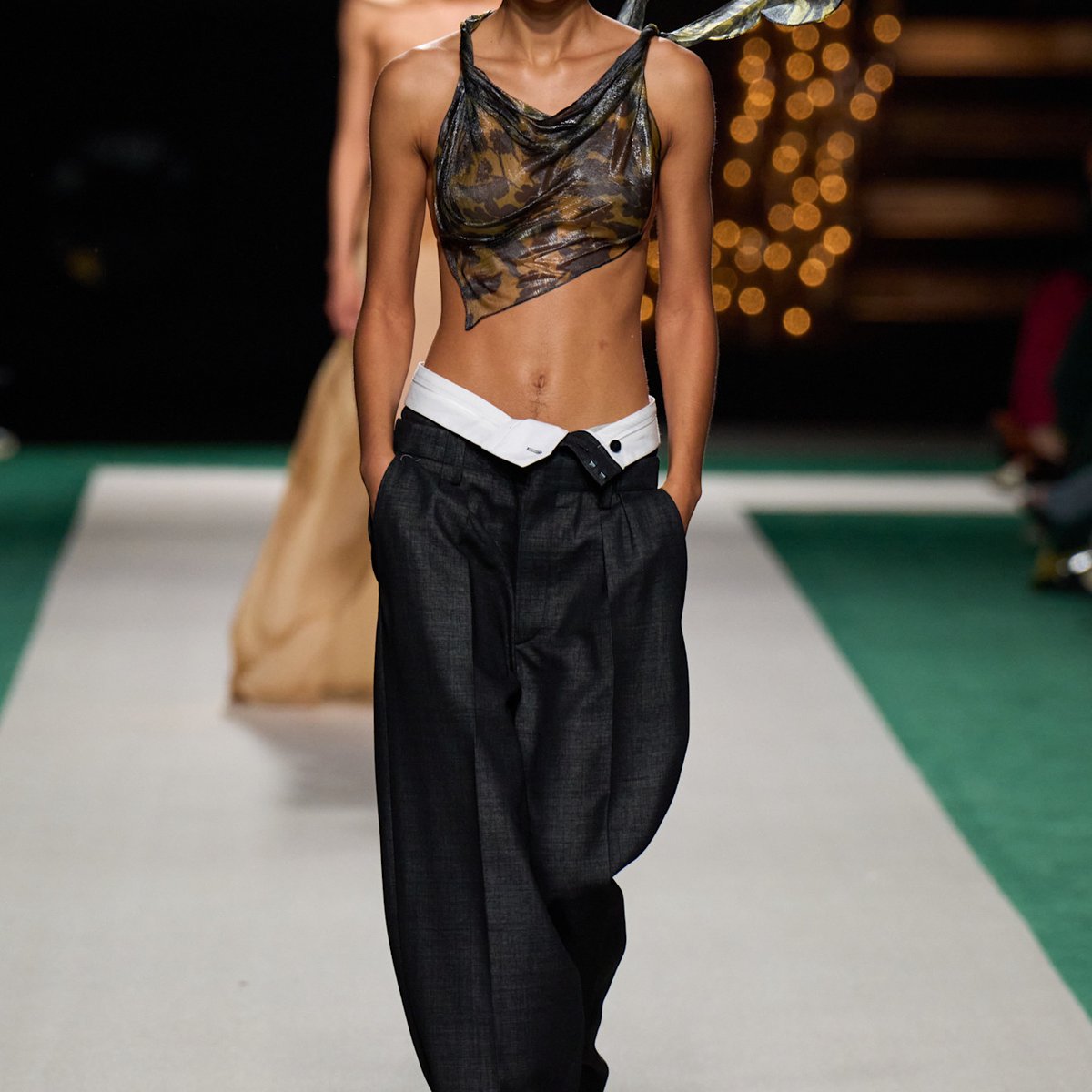 Victoria Beckham 2025年春夏コレクション | パリ | 画像41枚