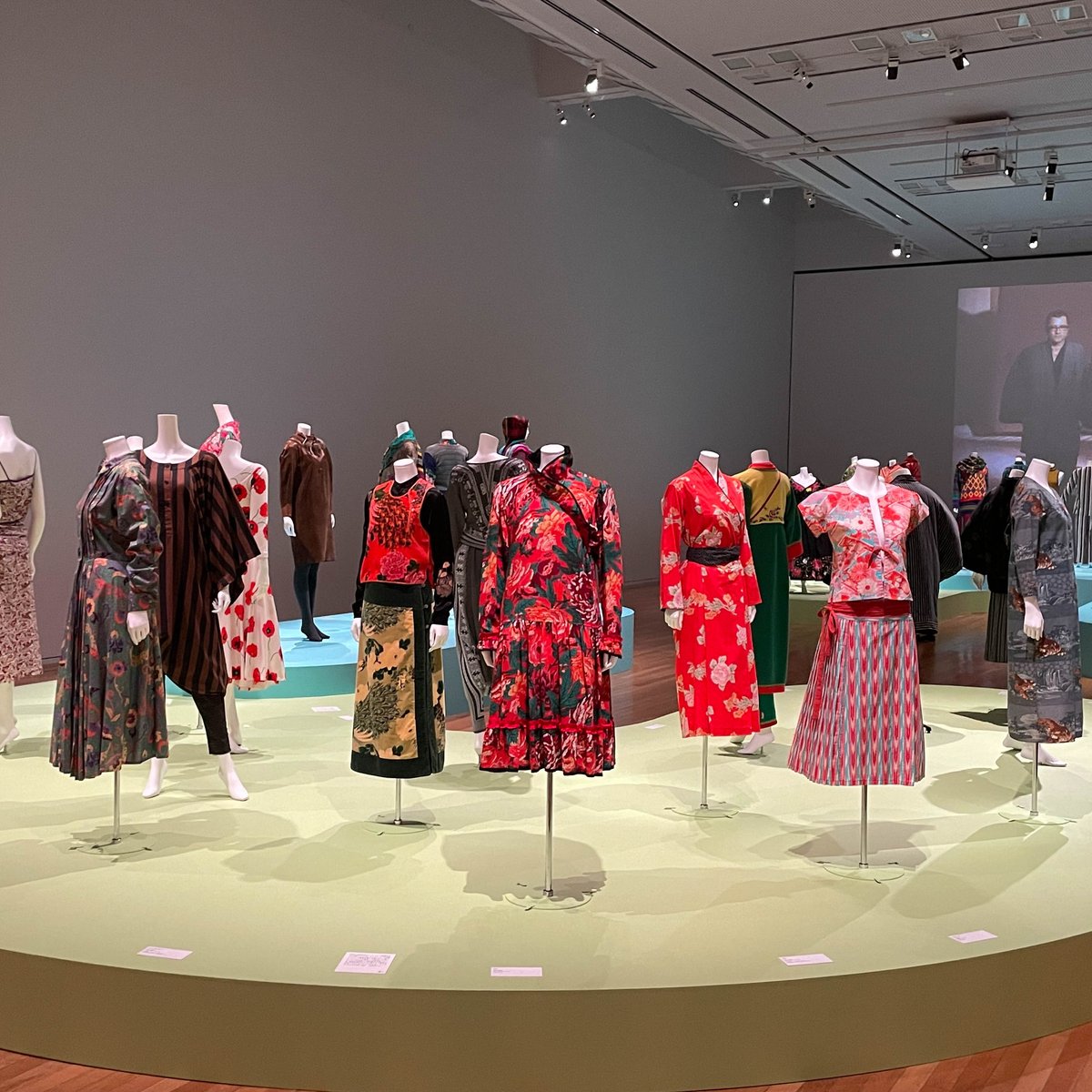 髙田賢三 夢をかける」展が東京オペラシティで開幕 「ケンゾー」創設者