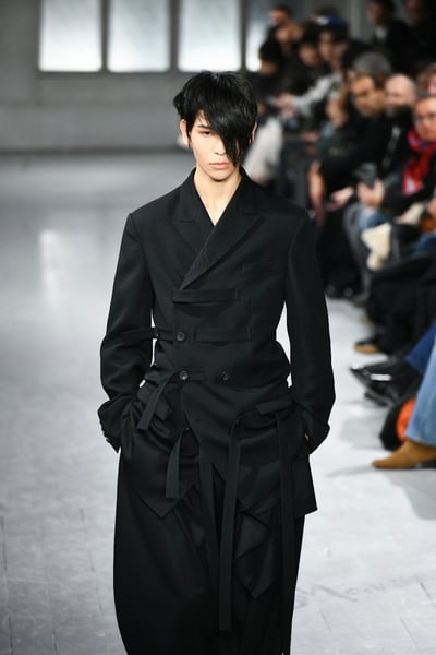Yohji Yamamoto POUR HOMME 2023年秋冬コレクション | 画像86枚