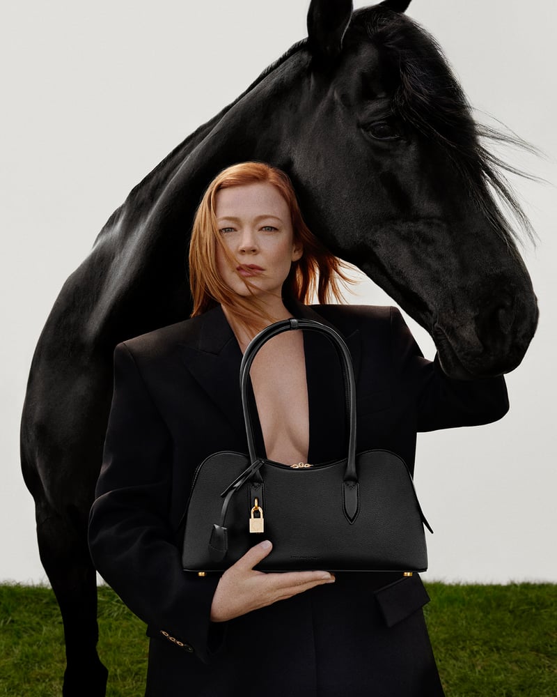 ステラ マッカートニー、馬の背中がモチーフの新作バッグ「ステラ